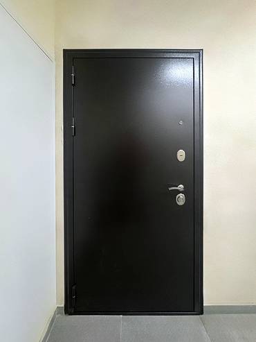 Черная порошковая дверь