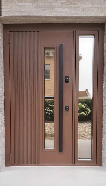 Дверь с металлорейками и стеклом