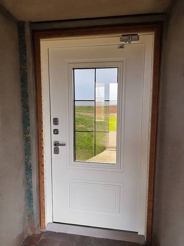 Остекленная дверь с белой панелью МДФ