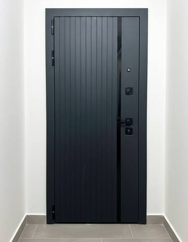 Темно-серая дверь с полосой